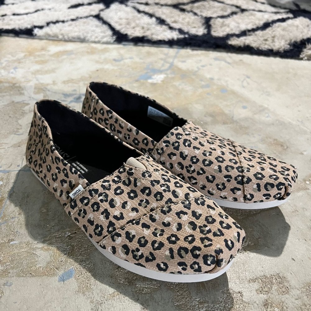 TOMS size 8 new without tag